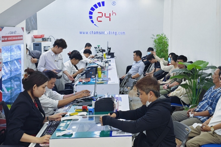 nhân viên bàn giao máy và phiếu bảo hành cho khách