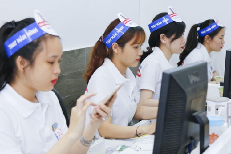 nhân viên liên hệ hỏi thăm khách hàng