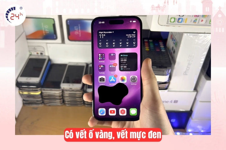 Có những vết ố vàng, vết mực đen làm giảm khả năng hiển thị của màn hình.
