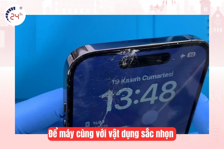 Người dùng có thói quen để máy cùng với vật dụng sắt nhọn trong ba lô, túi xách.