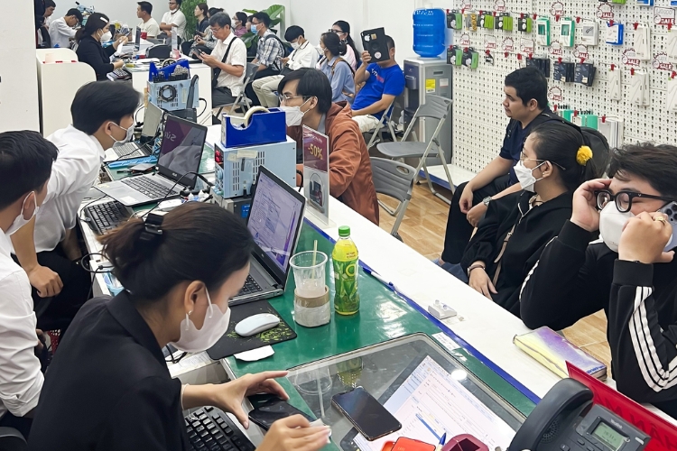 nhân viên tiếp nhận máy lỗi