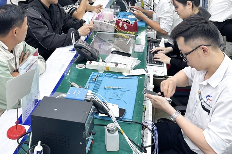 bàn giao máy và phiếu bảo hàng cho khách