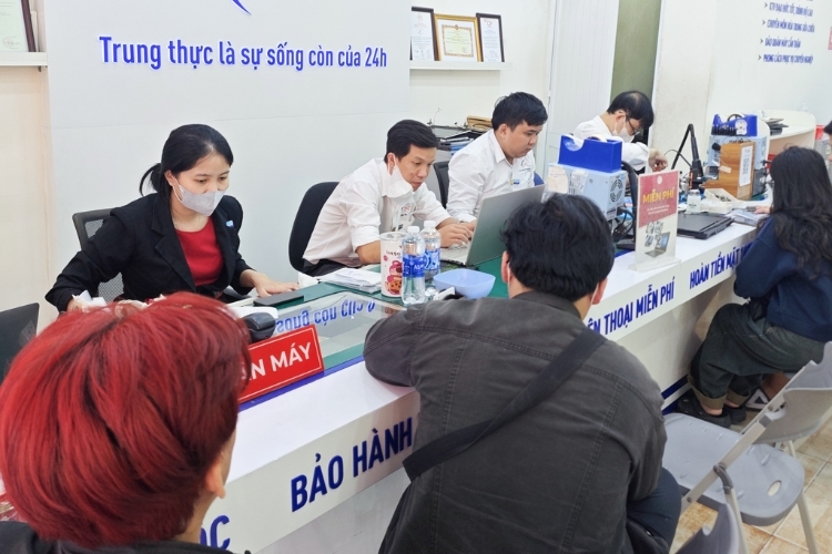 Quy trình thay màn hình iPhone 16 Pro Max giai đoạn 1