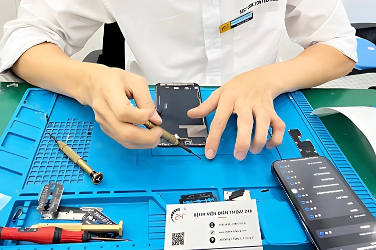 Quy trình thay màn hình iPhone 16 Pro Max giai đoạn 4