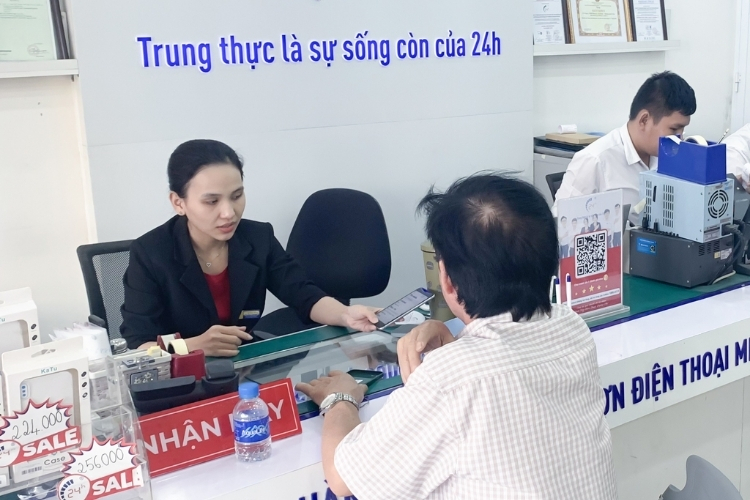 bàn giao máy và phiếu bảo hành cho khách