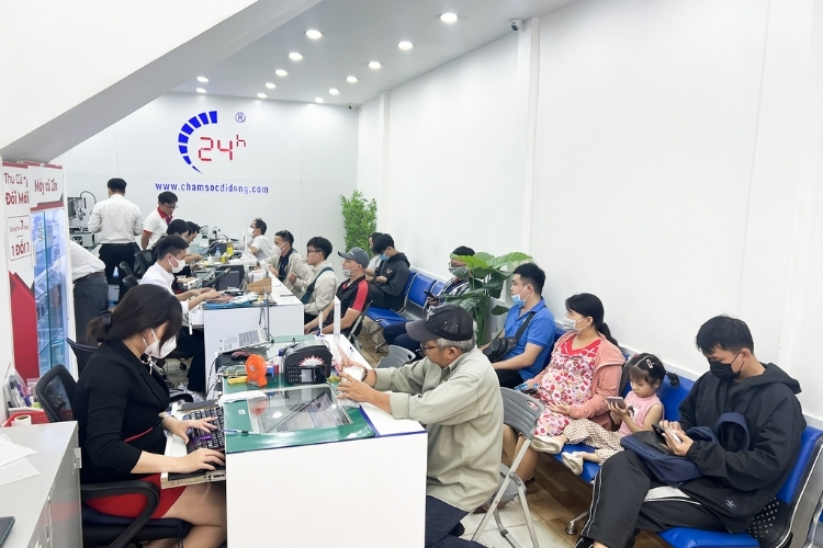 nhận viên tiếp nhận máy lỗi