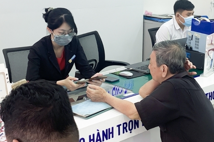 Quy trình thay màn hình iPhone bước 1