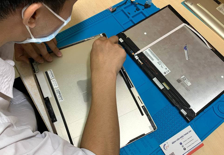 Kỹ thuật viên nhiều kinh nghiệm trong việc thay màn hình laptop Dell