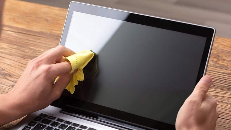 Thường xuyên lau chùi và vệ sinh màn hình laptop