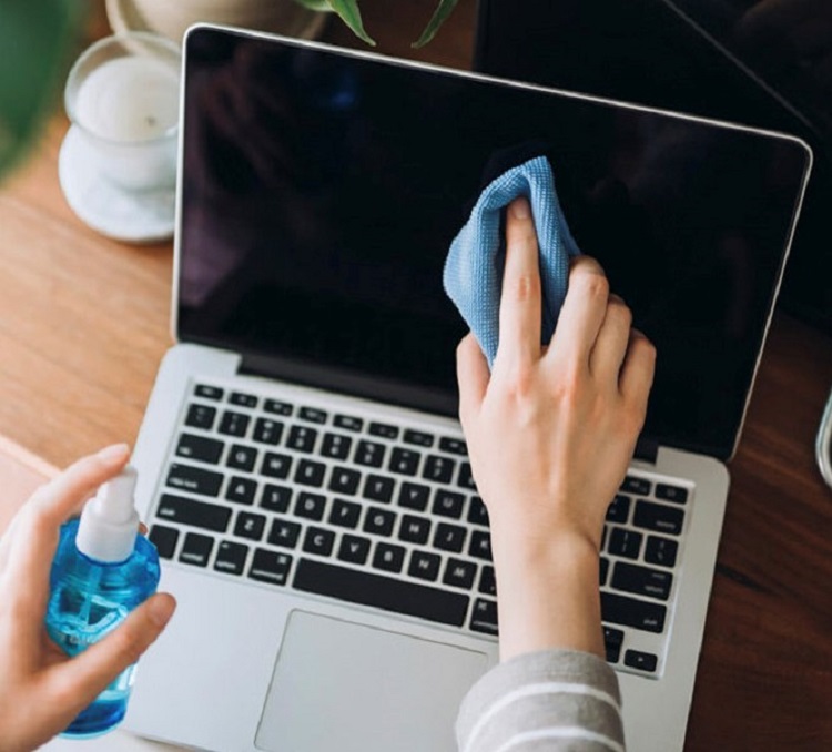Vệ sinh màn hình macbook đúng chu kỳ để bảo vệ màn hình