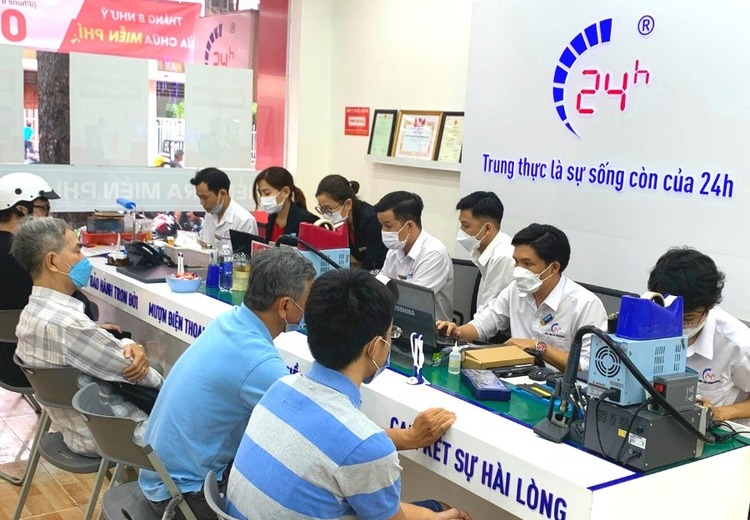 Nhân viên luôn tận tình hỗ trợ và tư vấn cho khách hàng