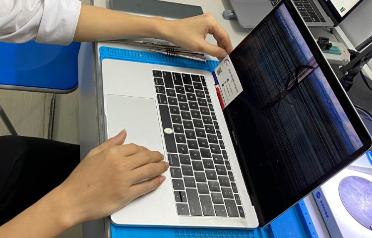 Nhân viên kỹ thuật dày dặn trong việc sửa chữa màn hình Macbook Pro