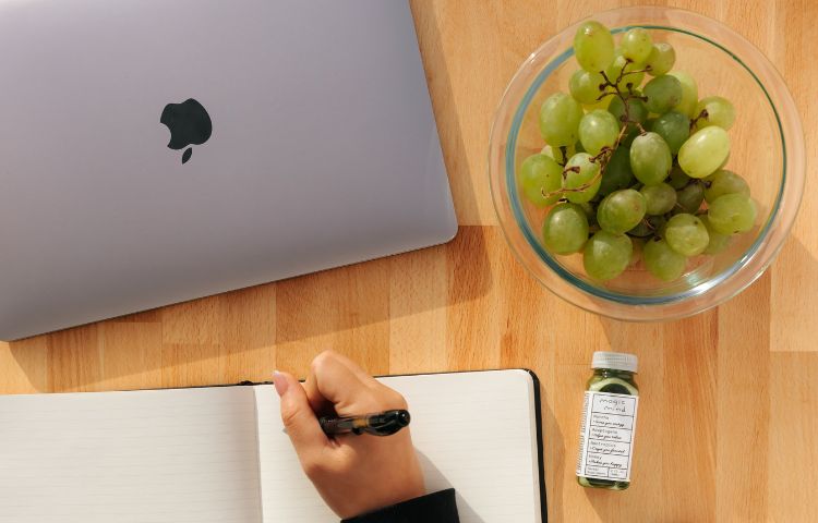 Bảo vệ màn hình Macbook Pro 13 inch sau khi thay mới.
