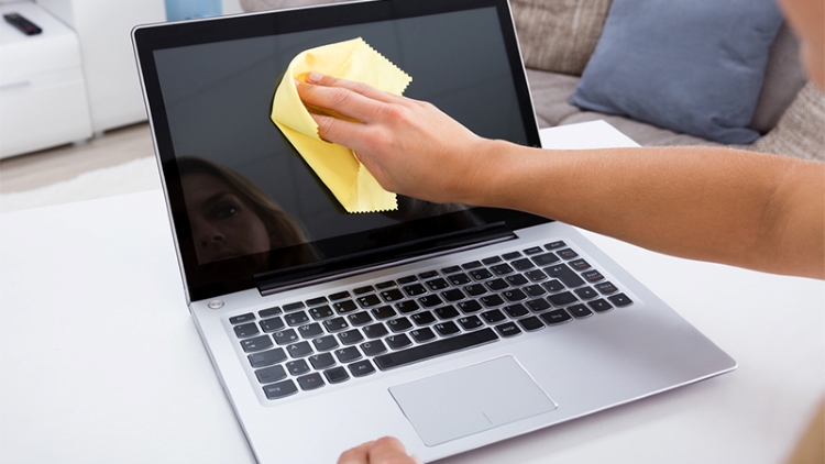 Vệ sinh màn hình laptop macbook đúng chu kỳ để có thể bảo vệ màn hình laptop. Trung bình cứ khoảng 1 tháng bạn có thể vệ sinh một lần.