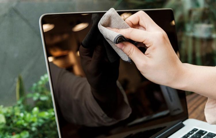 Thường xuyên vệ sinh Macbook để bảo vệ màn hình của máy