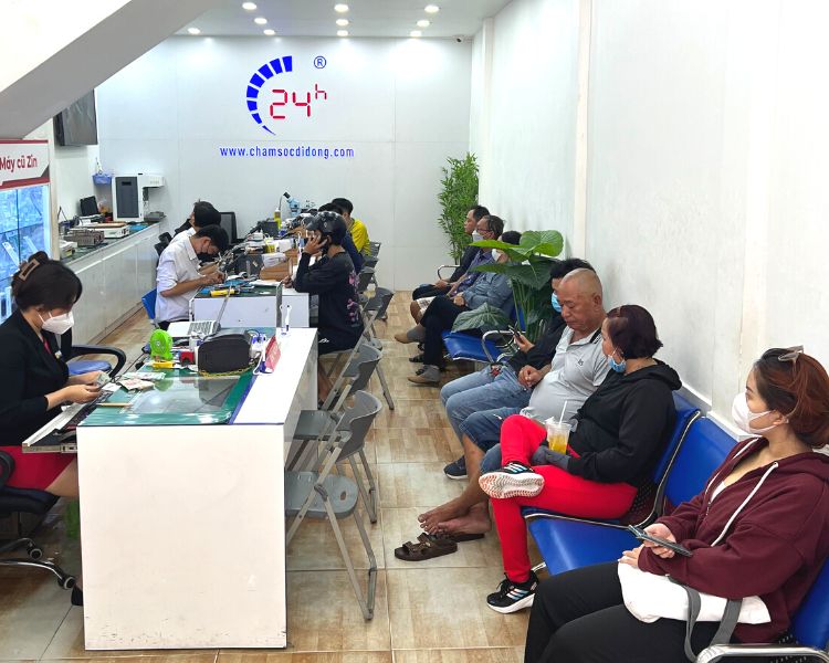 Quy trình thay linh kiện màn hình được thực hiện nhanh chóng, trực tiếp tại chỗ