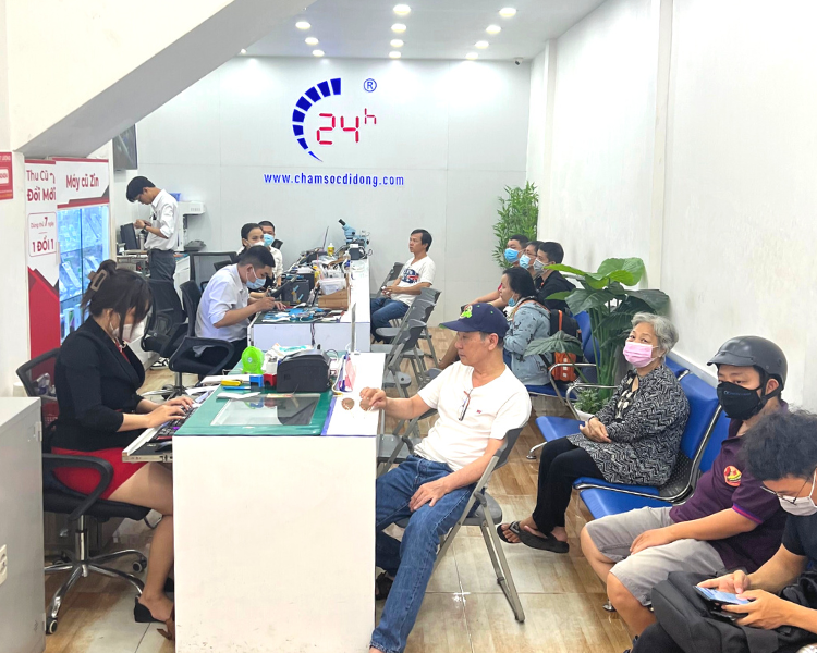 Khách hàng có thể đến trực tiếp Bệnh Viện Điện Thoại Laptop24h để thay màn hình Samsung