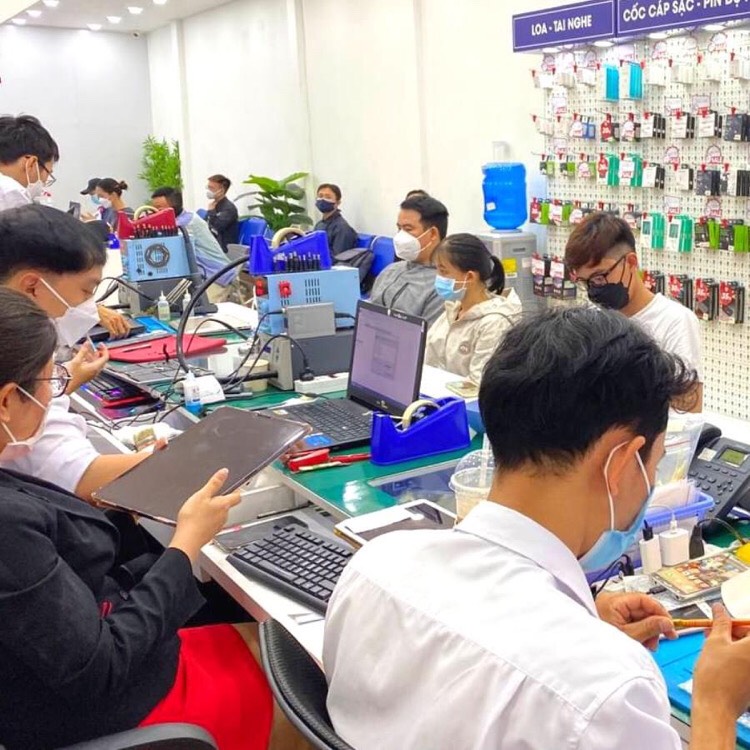 khách hàng đế thay mặt kính iPad tại Bệnh Viện Điện Thoại Laptop 24h