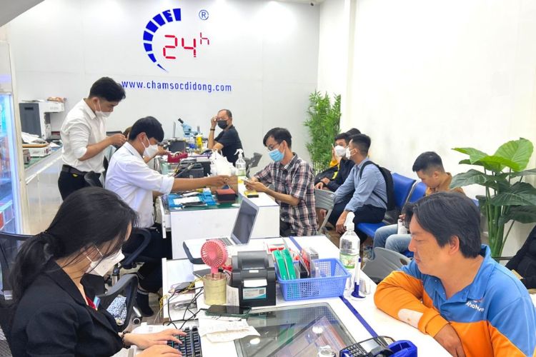 Đội ngũ nhân viên chuyên nghiệp, trình độ cao, nhiệt tình tư vấn, giải đáp mọi thắc mắc của khách hàng
