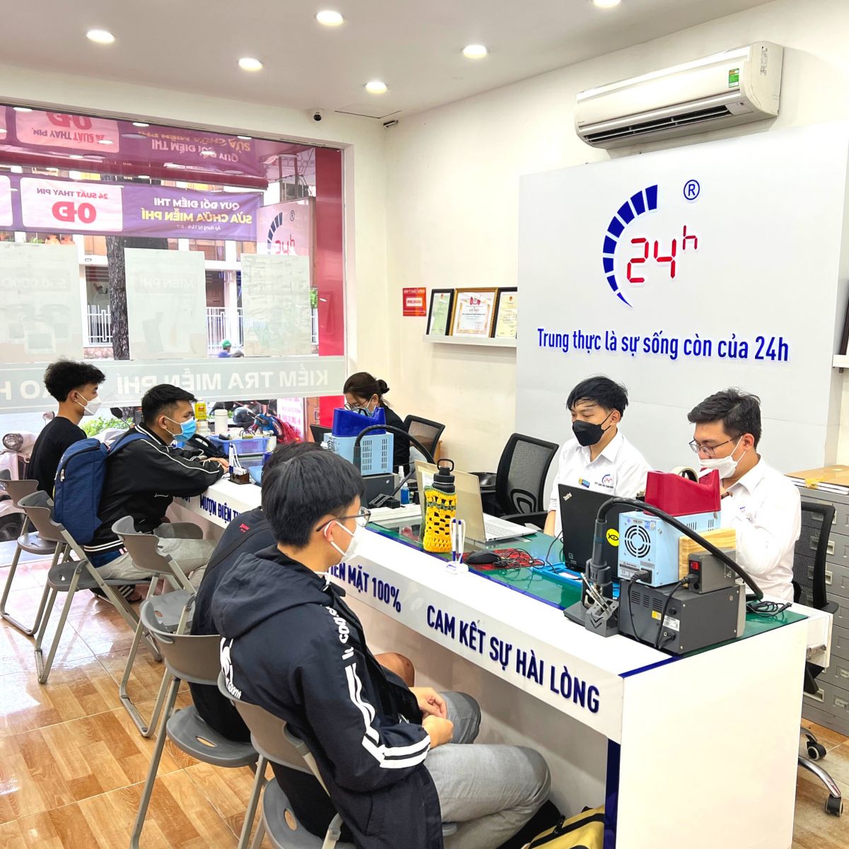 thay-mat-kinh-samsung-galaxy-a23-a235f