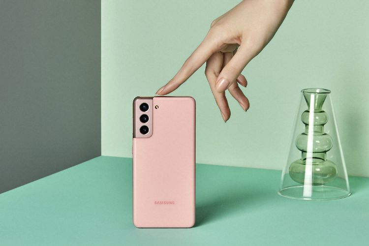 Mặt kính là bộ phận bảo vệ điện thoại khỏi tác động bên ngoài và , dễ bị hư hỏng
