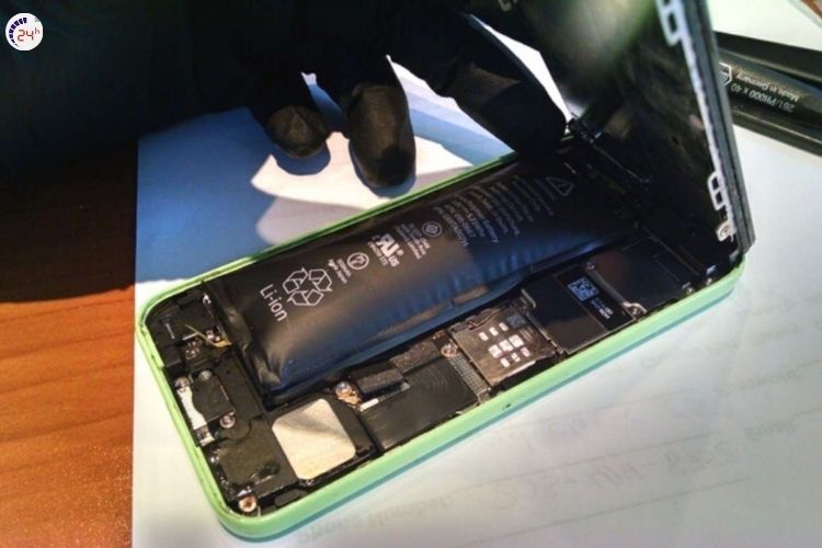 Pin điện thoại bị phồng gây biến dạng máy