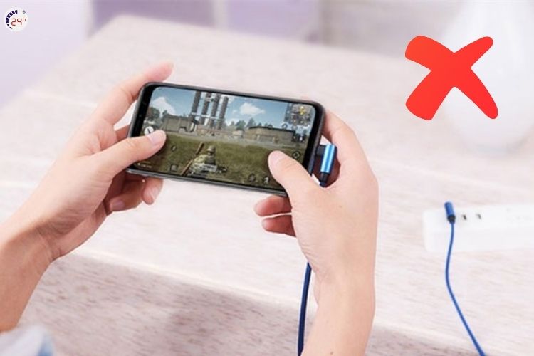 Khi mới thay pin hãy tránh tình trạng vừa sạc vừa sử dụng sẽ gây nguy hiểm