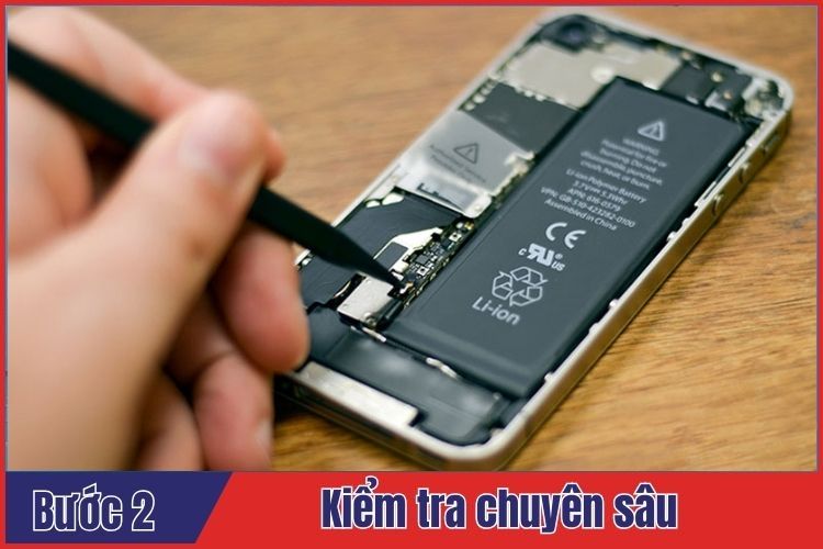 Kỹ thuật viên tiến hành kiểm tra chi tiết điện thoại trước khi thay pin