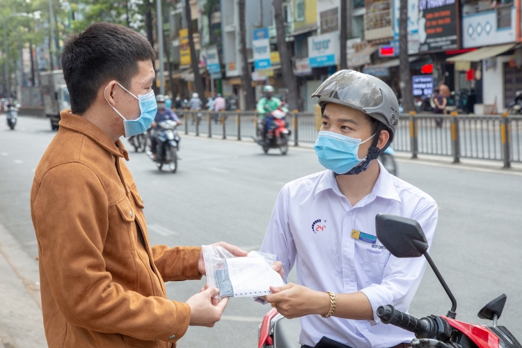 thay pin iphone chính hãng giao máy tận nhà