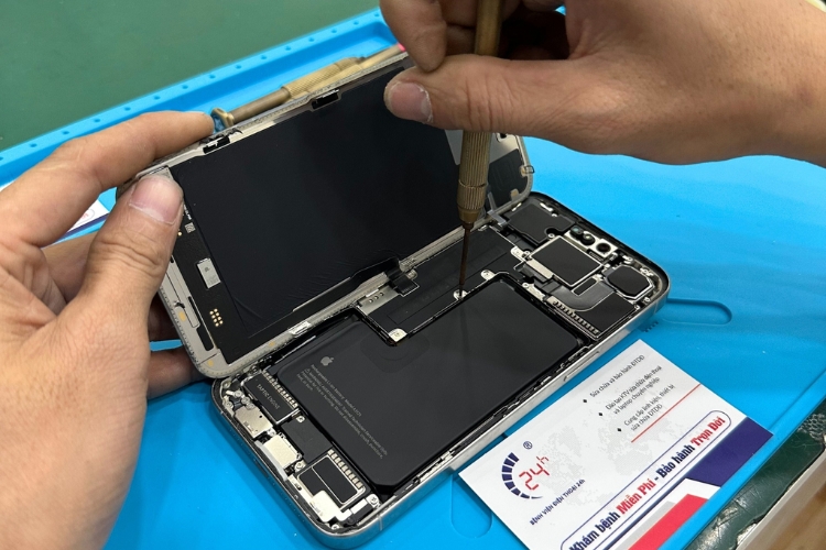 thay pin iPhone 16 Pro Max ở đâu uy tín