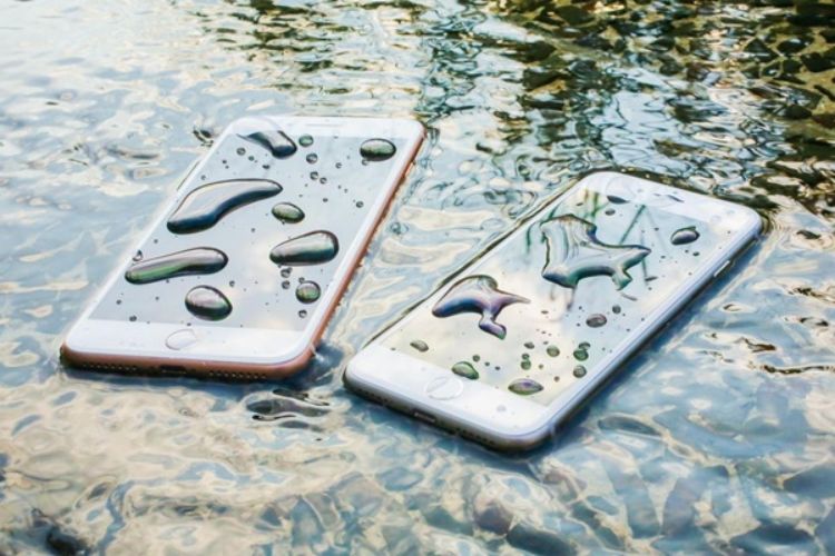 Thay pin iPhone 8 có mất chống nước không?