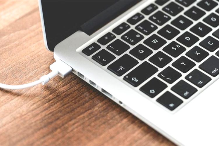 Sử dụng dây sạc kém chất lượng