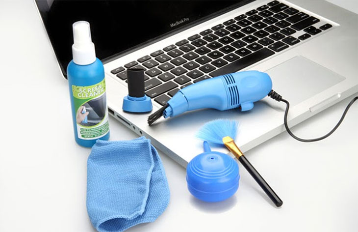 Bạn nên thường xuyên vệ sinh thiết bị định kỳ bằng những cây cọ mềm hay tấm khăn mềm