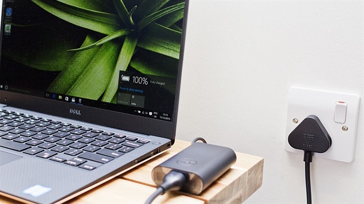 Cắm sạc vào nguồn điện trước khi cắm đầu sạc vào laptop