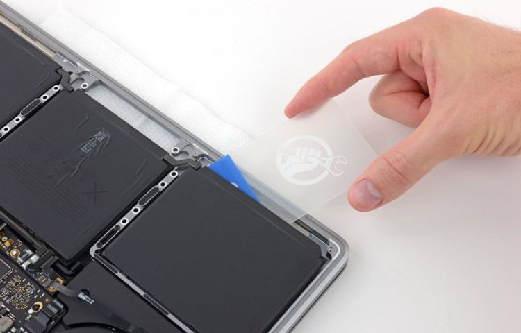 Có rất nhiều biểu hiện của việc pin Macbook Air 13 inch bị hỏng