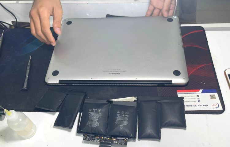 Các nhân viên kỹ thuật dày dặn kinh nghiệm trong việc thay pin Macbook