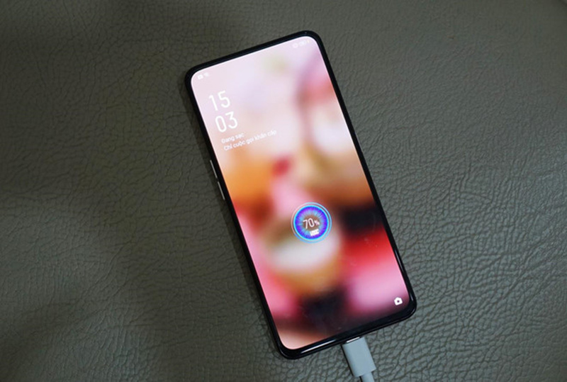 Sử dụng Oppo Reno 2F khi đặt trên giường, sofa,... những chất liệu này sẽ gây cản trở đến quá trình tản nhiệt của điện thoại.