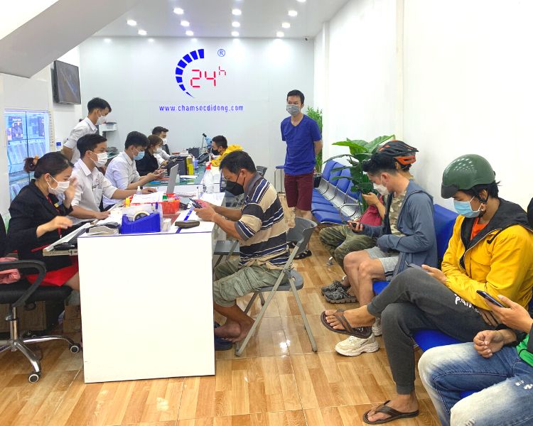 Khách hàng có thể trải nghiệm dịch vụ thay pin chất lượng tại Bệnh Viện Điện Thoại Laptop 24h