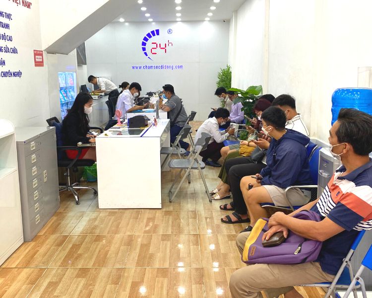 Khách hàng có thể đến Bệnh Viện Điện Thoại Laptop 24h thay pin Samsung
