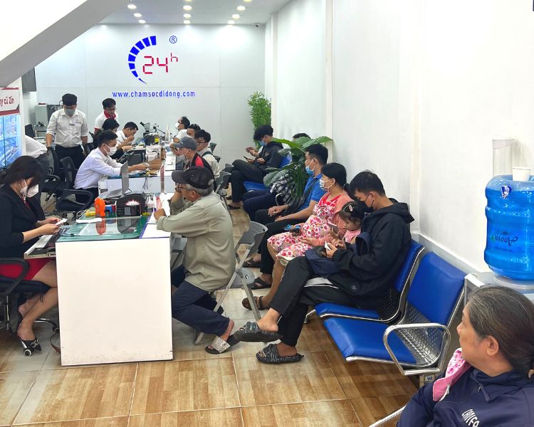 Khách hàng có thể thay pin chính hãng tại Bệnh Viện Điện Thoại Laptop 24h