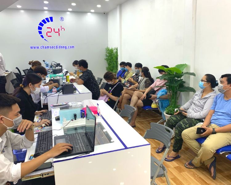 Khách hàng có thể lựa chọn dịch vụ thay pin trực tiếp tại Bệnh Viện Điện Thoại Laptop 24h