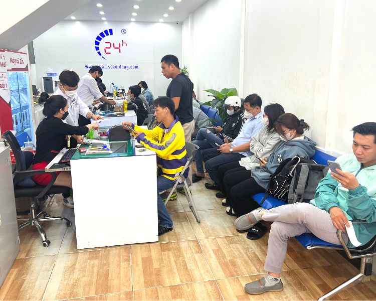 Bạn có thể đến trực tiếp Bệnh Viện Điện Thoại Laptop 24h để thay pin mới cho điện thoại