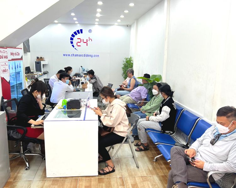 Quá trình thay pin tại Bệnh Viện Điện Thoại Laptop được thực hiện minh bạch, tại chỗ