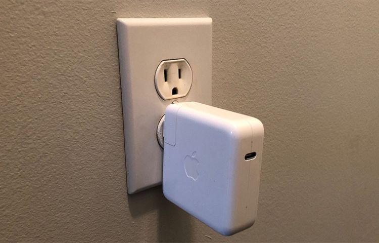 Bị rơi rớt và va đập mạnh khiến cho adapter bị hỏng.