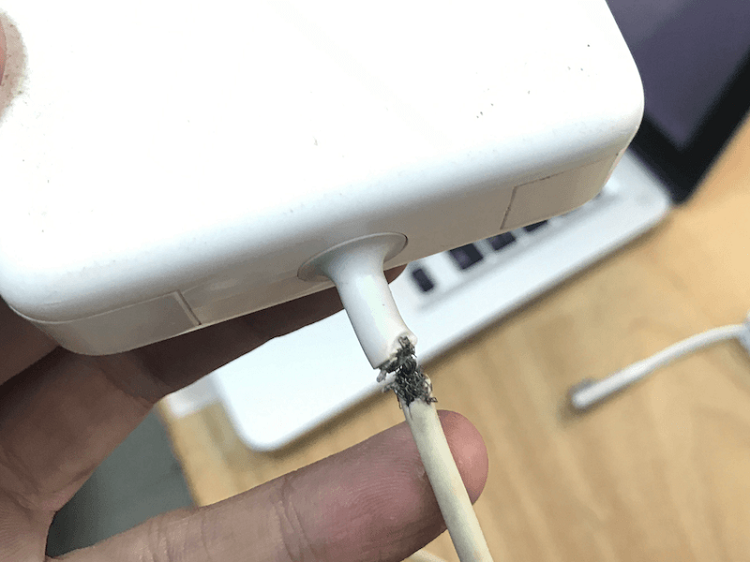 Sạc Macbook bị đứt mạch bên trong