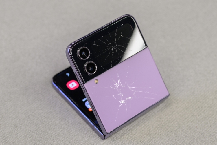 Bạn cần thay vỏ Samsung Galaxy Z Flip4 khi có dấu hiệu hư hỏng