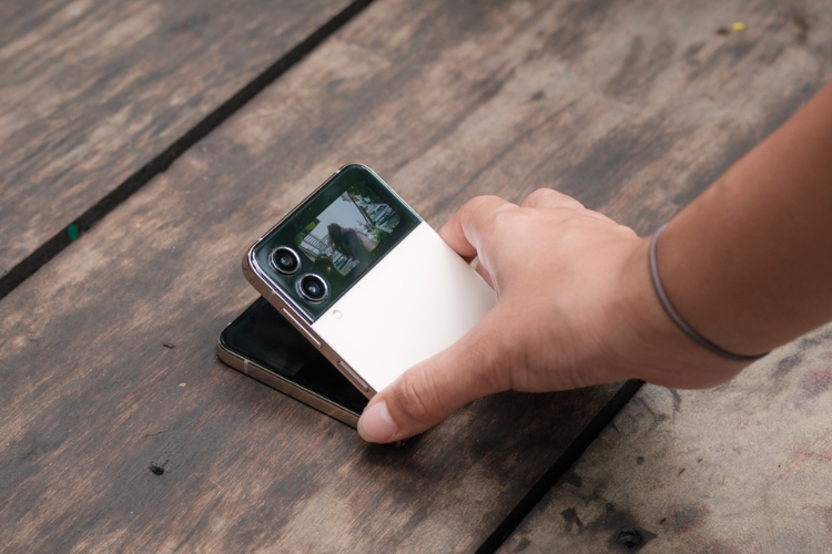 Vỏ của Galaxy Z Flip4 có thể hỏng sau một thời gian sử dụng