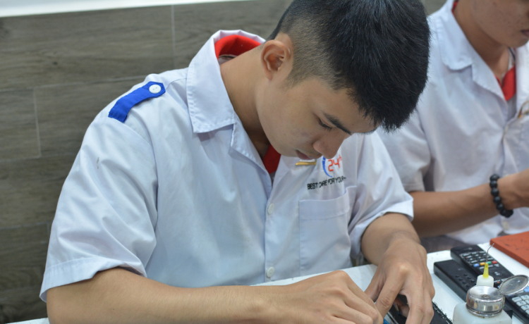 Kỹ thuật viên sửa chữa điện thoại chuyên nghiệp
