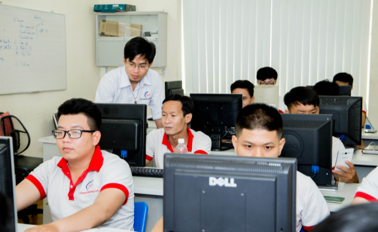 Kỹ thuật viên sửa chữa điện thoại chuyên nghiệp