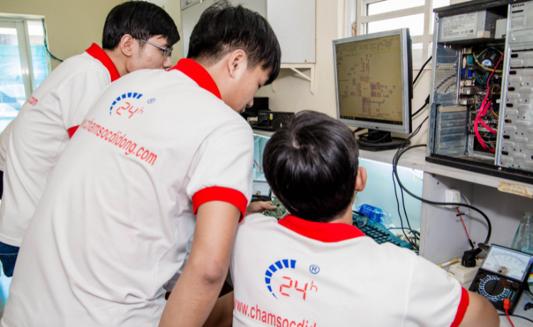 Kỹ thuật viên sửa chữa điện thoại chuyên nghiệp